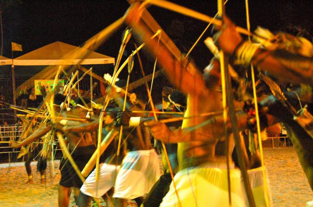 Apresentação com arcos e flechas 3