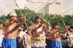 índios com arco e flecha armados