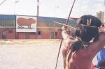 índio com mirando com arco e flecha