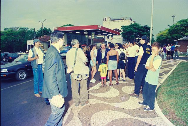 Pessoas e autoridades no desfile de abertura