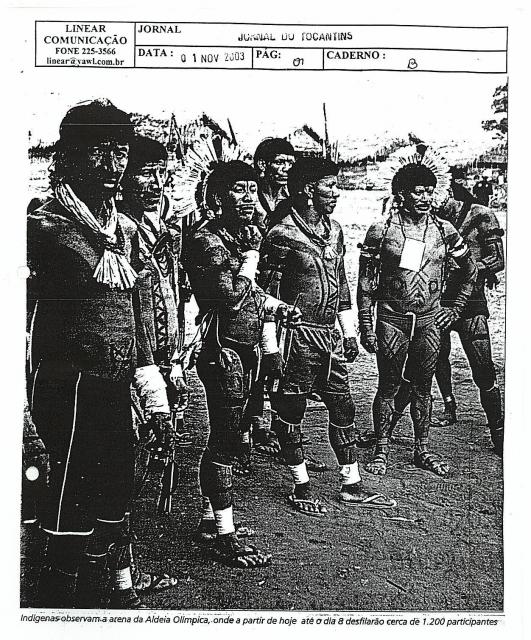 Indigenas observam arena da Aldeia Olímpica  01/11/2003