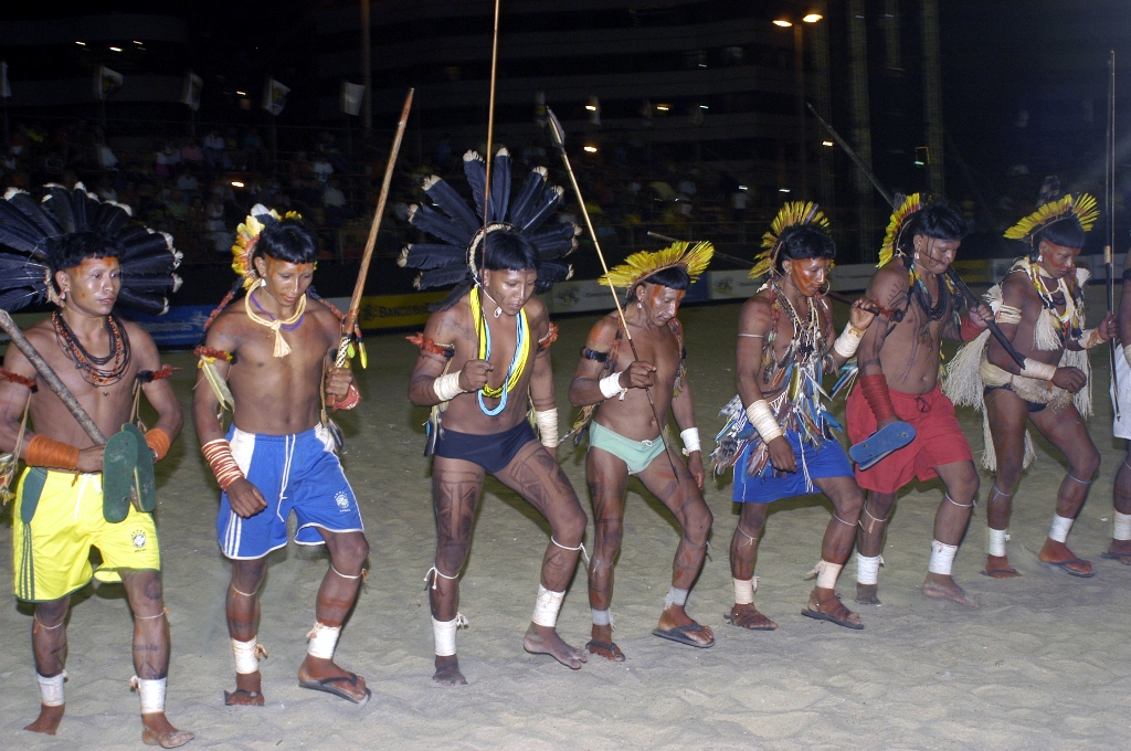 índios com lanças e adereços típicos na arena
