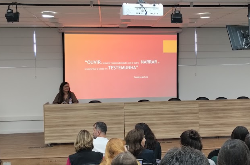 Artista residente, Daniela Arbex faz palestra exclusiva para alunos do Labjor